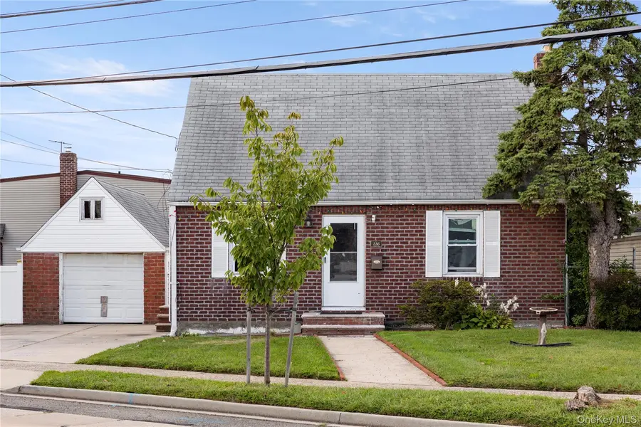 236 Dogwood AVE, Franklin Square, NY 11010
