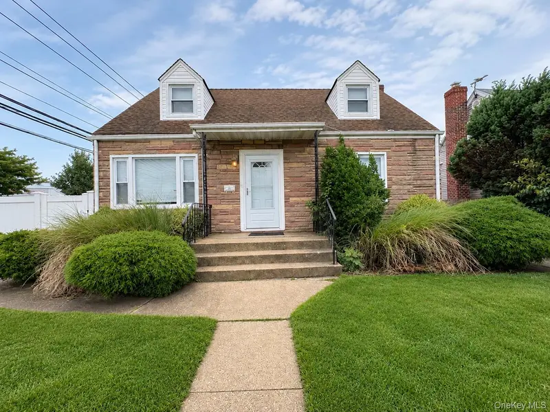 1 Arnold ST, Hicksville, NY 11801