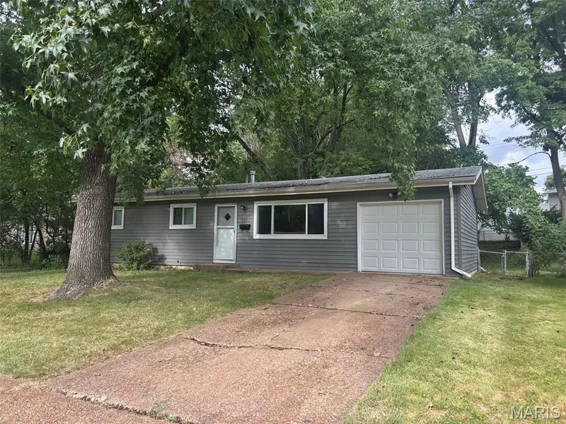 1360 Acredale DR, Florissant, MO 63033