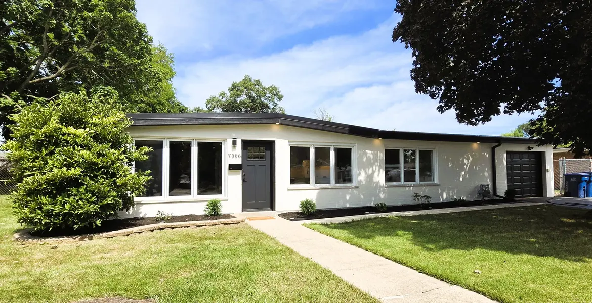 7906 W 98th ST, Hickory Hills, IL 60457