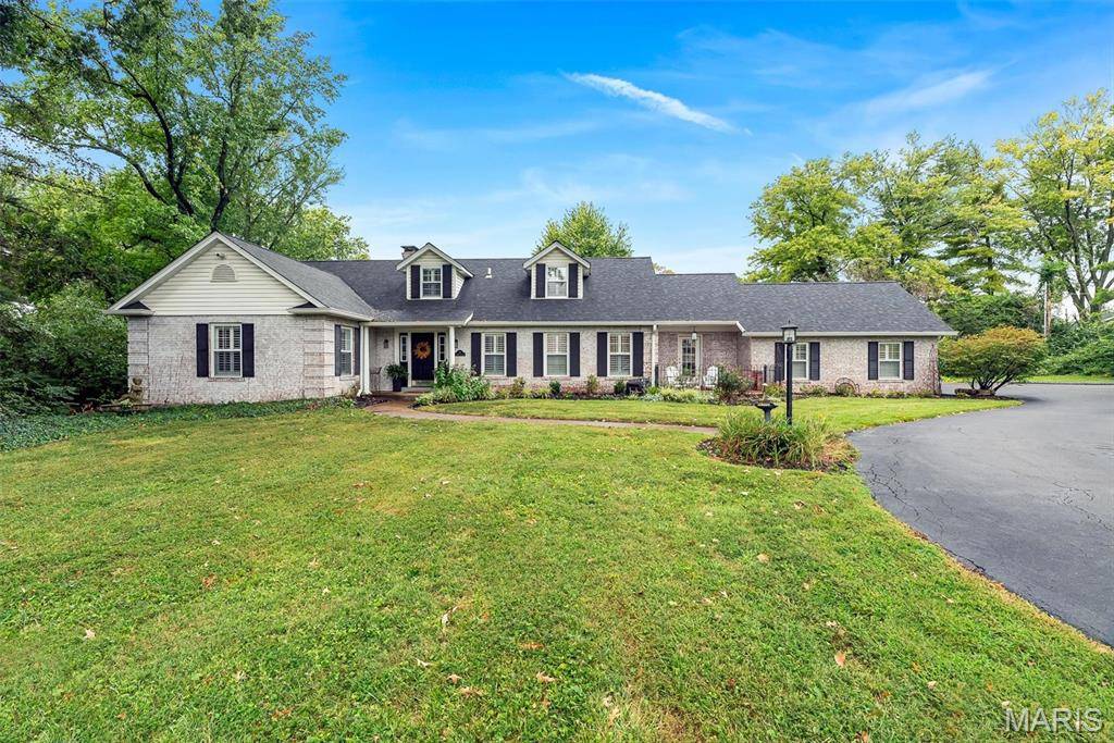 14 Long Meadows LN, Town And Country, MO 63131