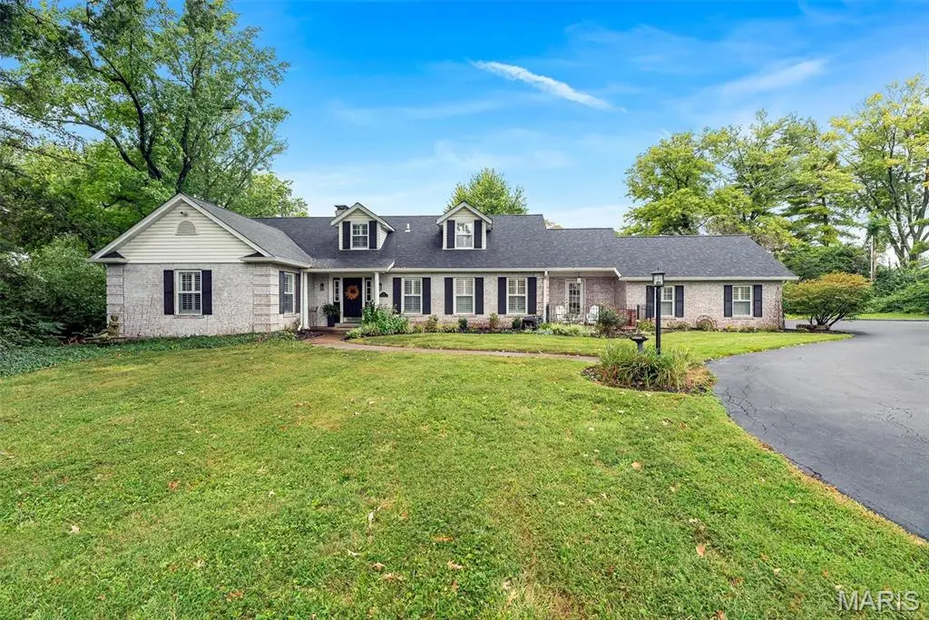 14 Long Meadows LN, Town And Country, MO 63131