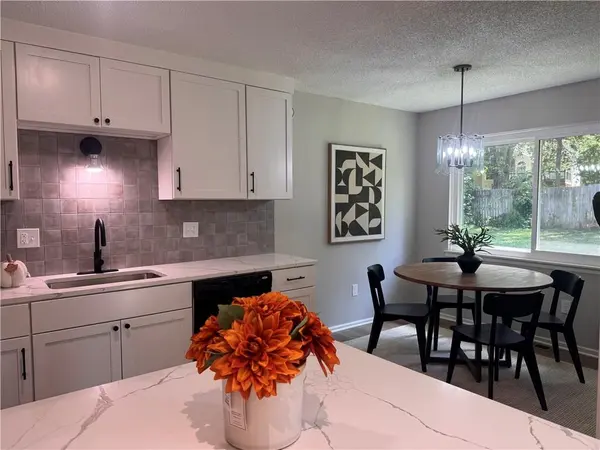 325 Brownfield DR, Lee's Summit, MO 64063