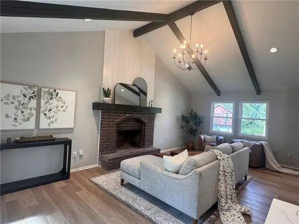 325 Brownfield DR, Lee's Summit, MO 64063