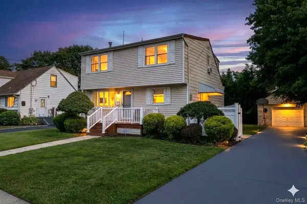320 Aster RD, West Islip, NY 11795