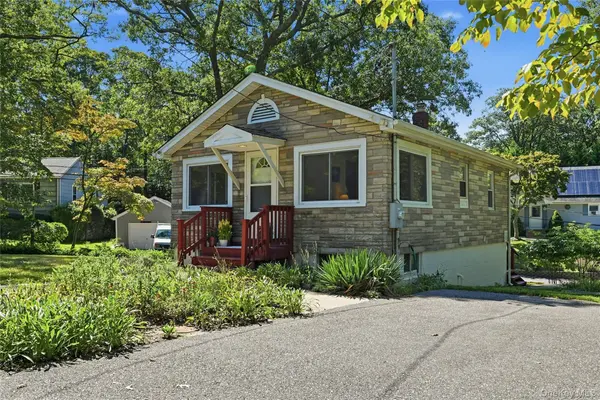 52 Valley DR, Sound Beach, NY 11789