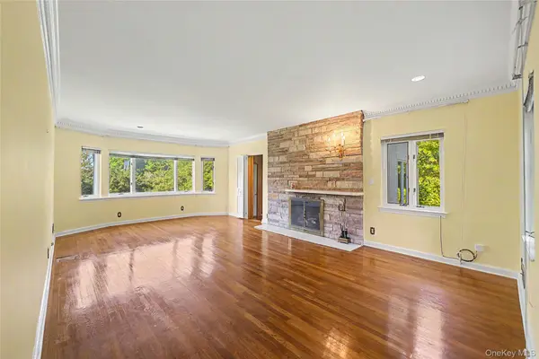 9 Old Pond RD, Great Neck, NY 11023