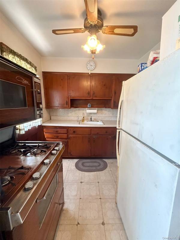 124 Westwood RD, Massapequa Park, NY 11762
