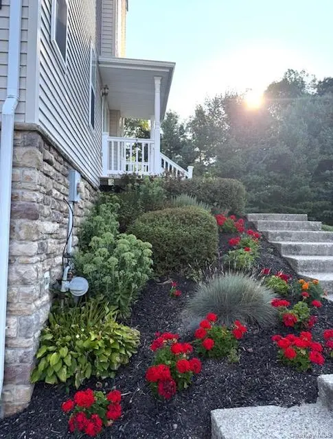 1402 Pondview LOOP, Wappingers Falls, NY 12590