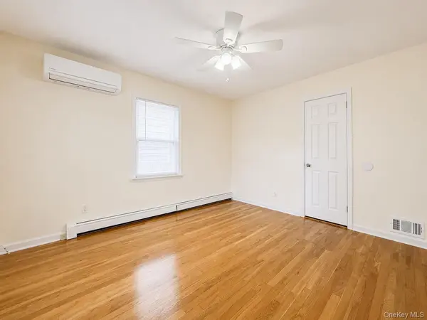 1 Arnold ST, Hicksville, NY 11801