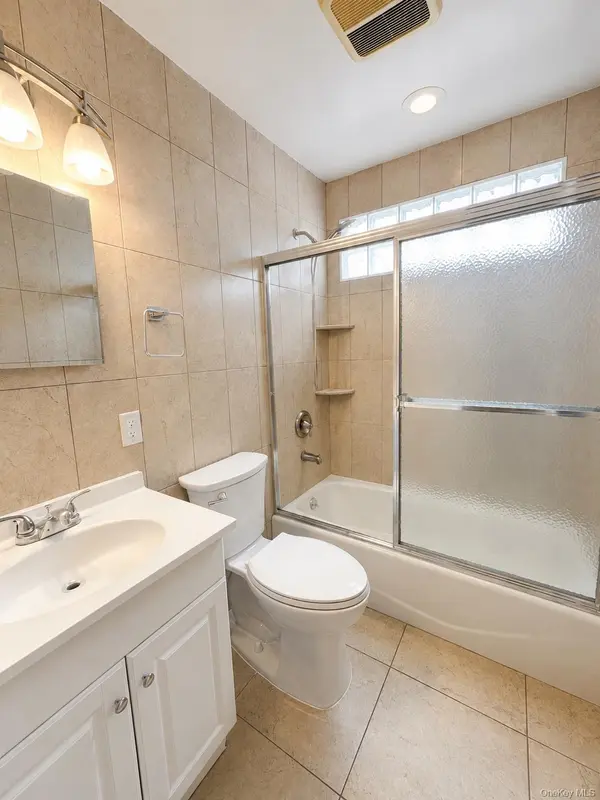 1 Arnold ST, Hicksville, NY 11801