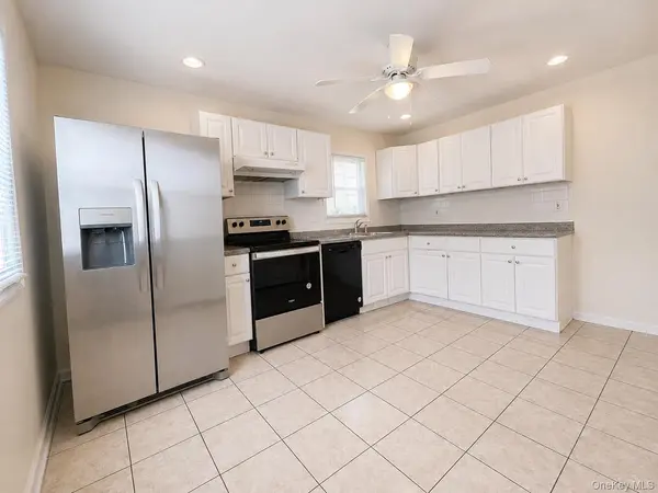 1 Arnold ST, Hicksville, NY 11801