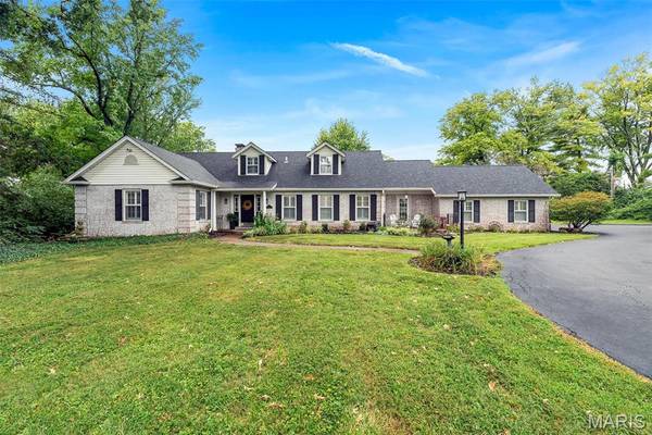 14 Long Meadows LN, Town And Country, MO 63131