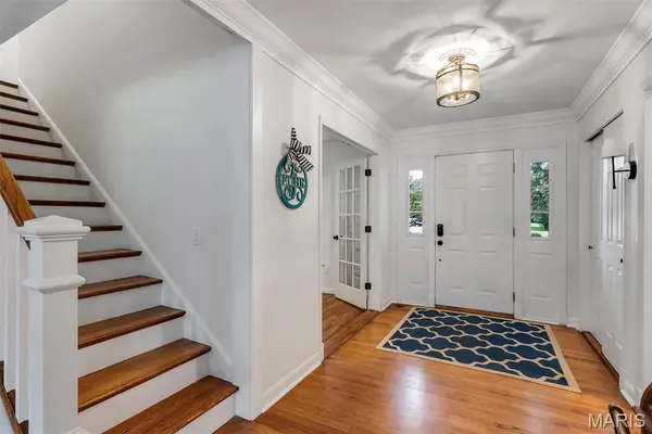 14 Long Meadows LN, Town And Country, MO 63131