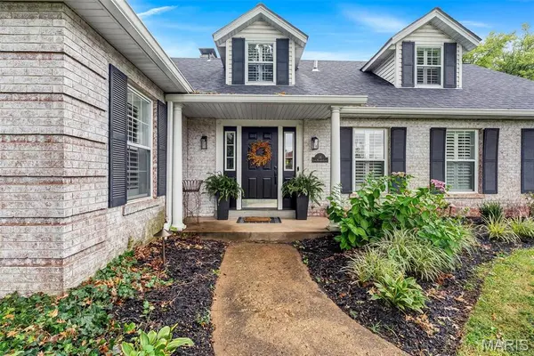 14 Long Meadows LN, Town And Country, MO 63131