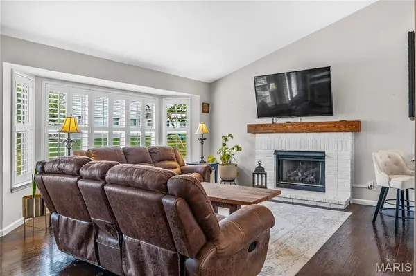 516 Oak Leaf Manor CT, Ballwin, MO 63021