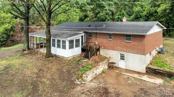 2704 Harres LN, Columbia, IL 62236