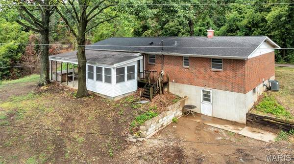 2704 Harres LN, Columbia, IL 62236