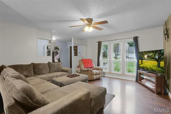76 S Meadow LN, Glen Carbon, IL 62034