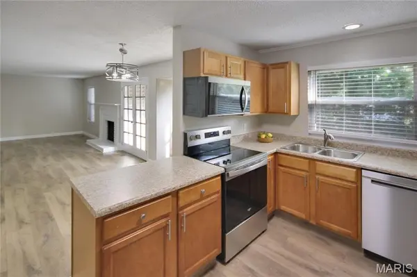 1392 Justerini DR, Ballwin, MO 63011