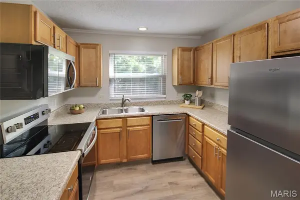 1392 Justerini DR, Ballwin, MO 63011