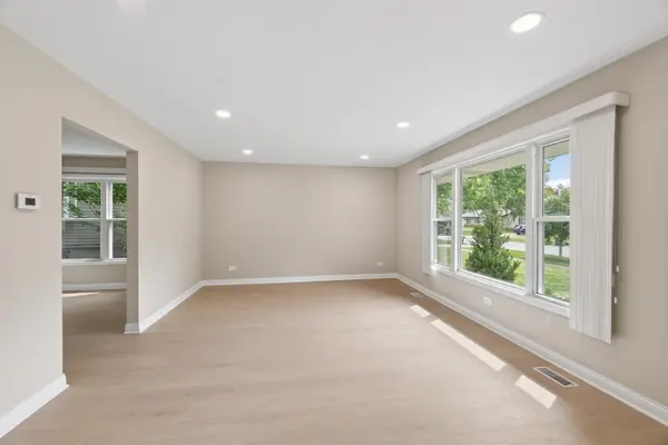 1340 Newcastle LN, Hoffman Estates, IL 60169