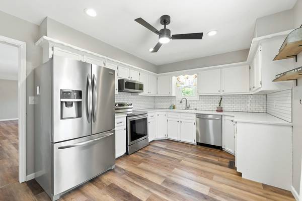 120 E Shady Brook Ln, Derby, KS 67037