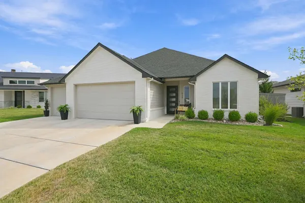 838 N Speyside Cir, Andover, KS 67002