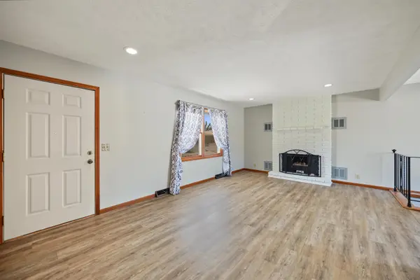 1233 Louise Ln, Salina, KS 67401
