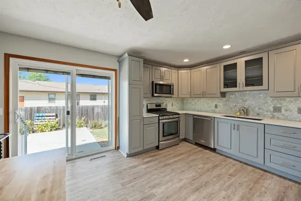 1233 Louise Ln, Salina, KS 67401