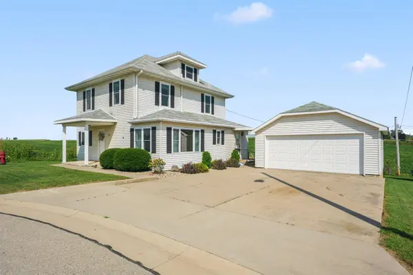 7494 Iowa St, New Vienna, IA 52065