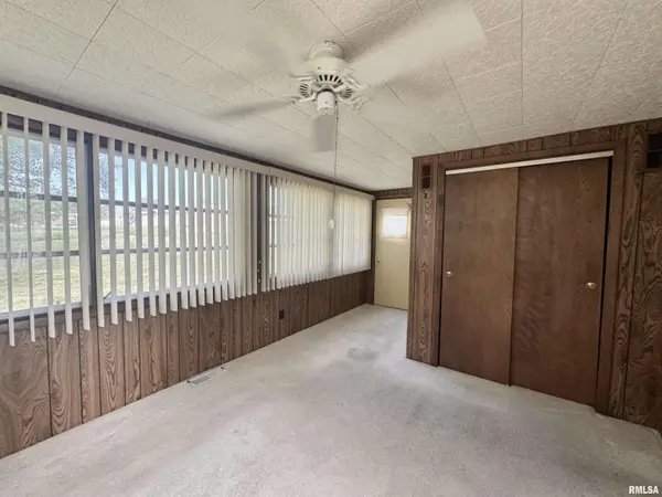 75 W VERNON ST, Farmington, IL 61531