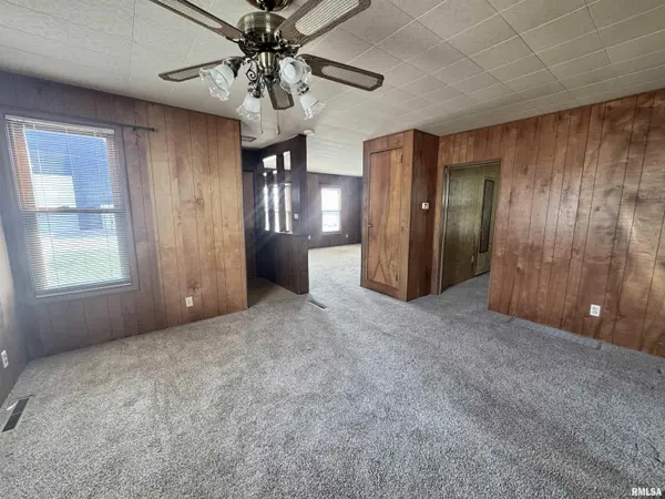 75 W VERNON ST, Farmington, IL 61531