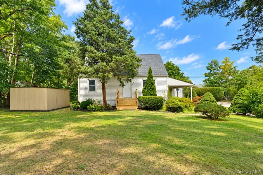 92 North RD, Hampton Bays, NY 11946