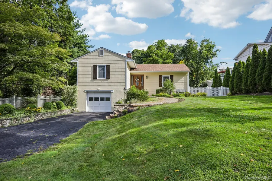 1 Brentwood DR, Pleasantville, NY 10570