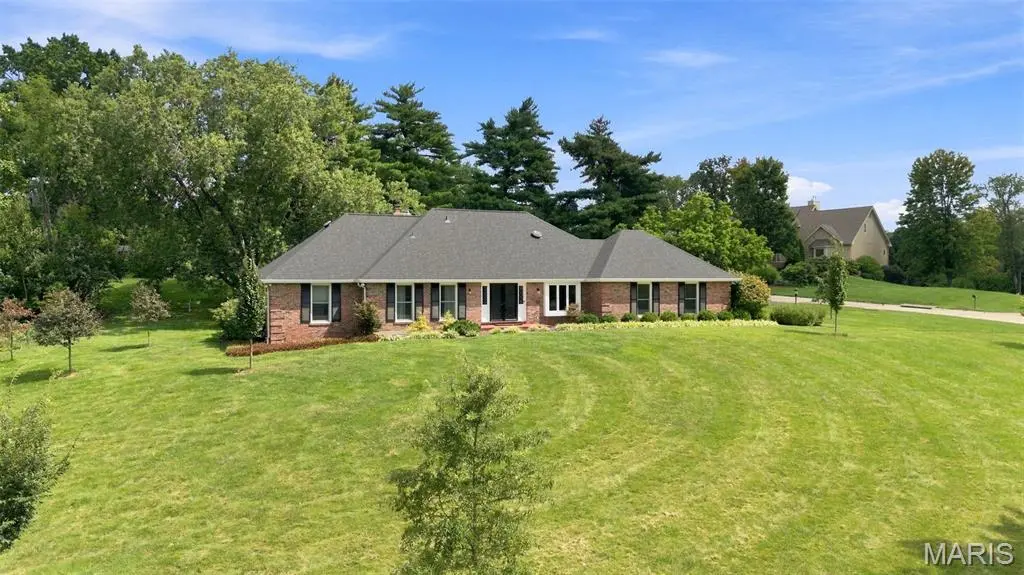 406 Magna Carta DR, Creve Coeur, MO 63141
