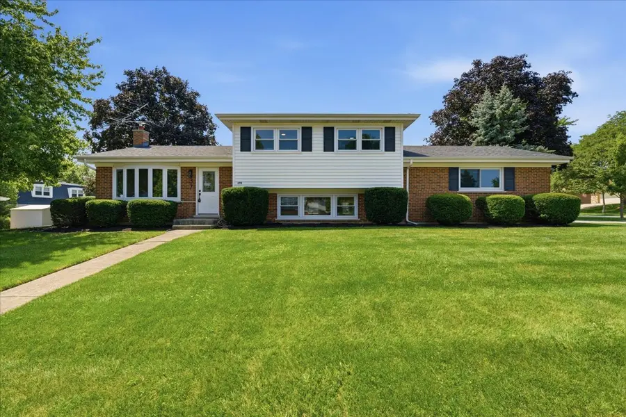 37 E Weathersfield WAY, Schaumburg, IL 60193