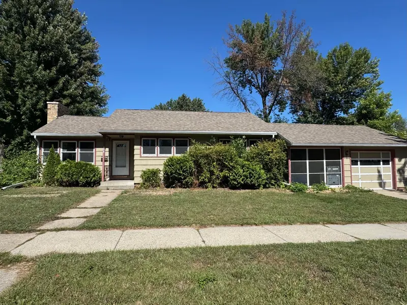 408 Southview DR, Marshall, MN 56258