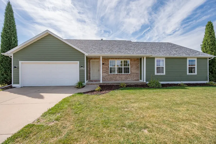 2352 OAK RIDGE CIR, De Pere, WI 54115