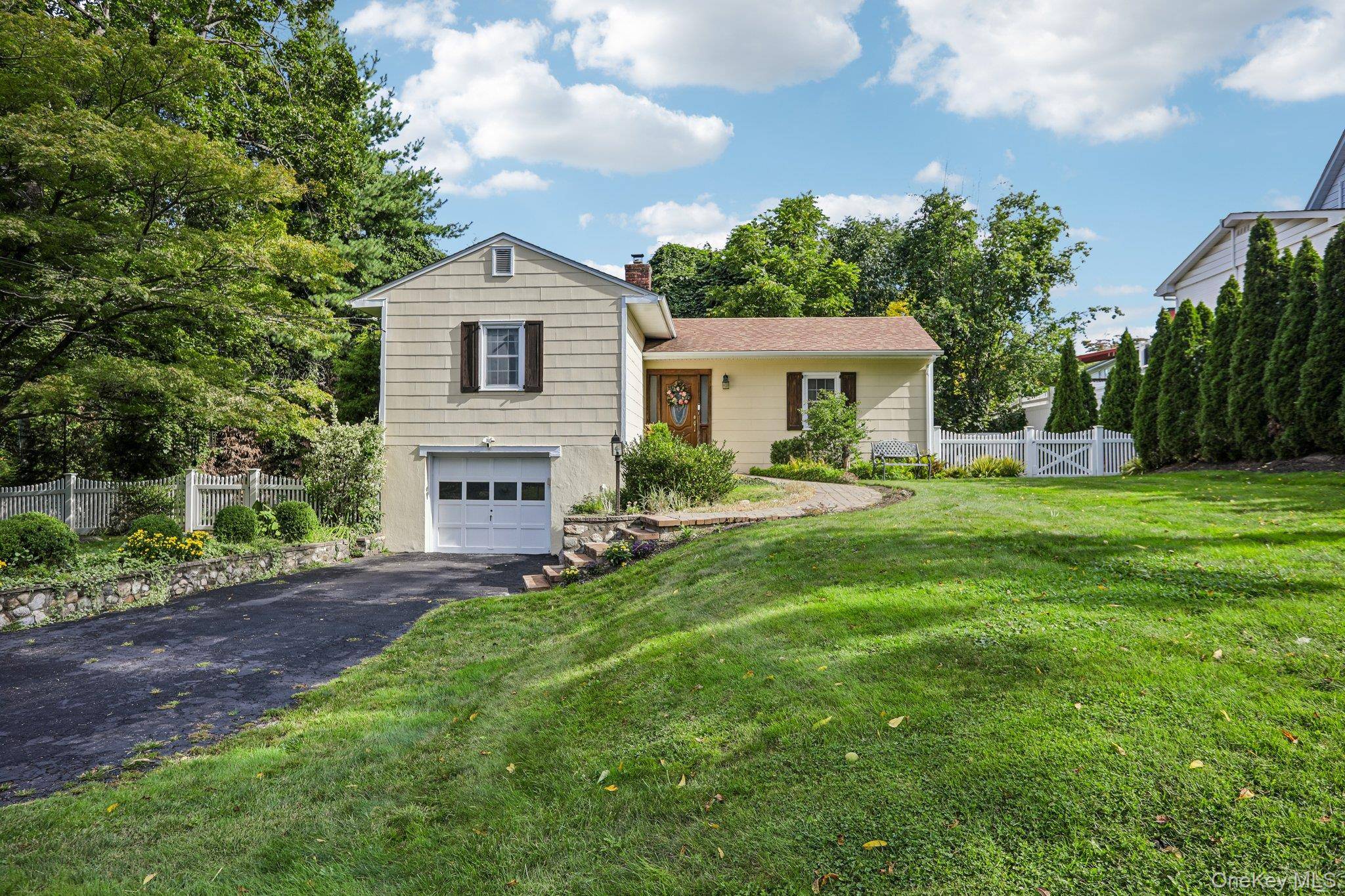 1 Brentwood DR, Pleasantville, NY 10570