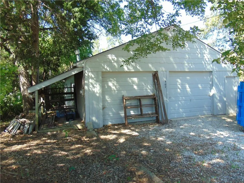 302 W Chestnut ST, Harrisonville, MO 64701