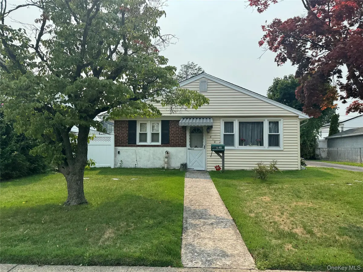418 Wellington RD, East Meadow, NY 11554