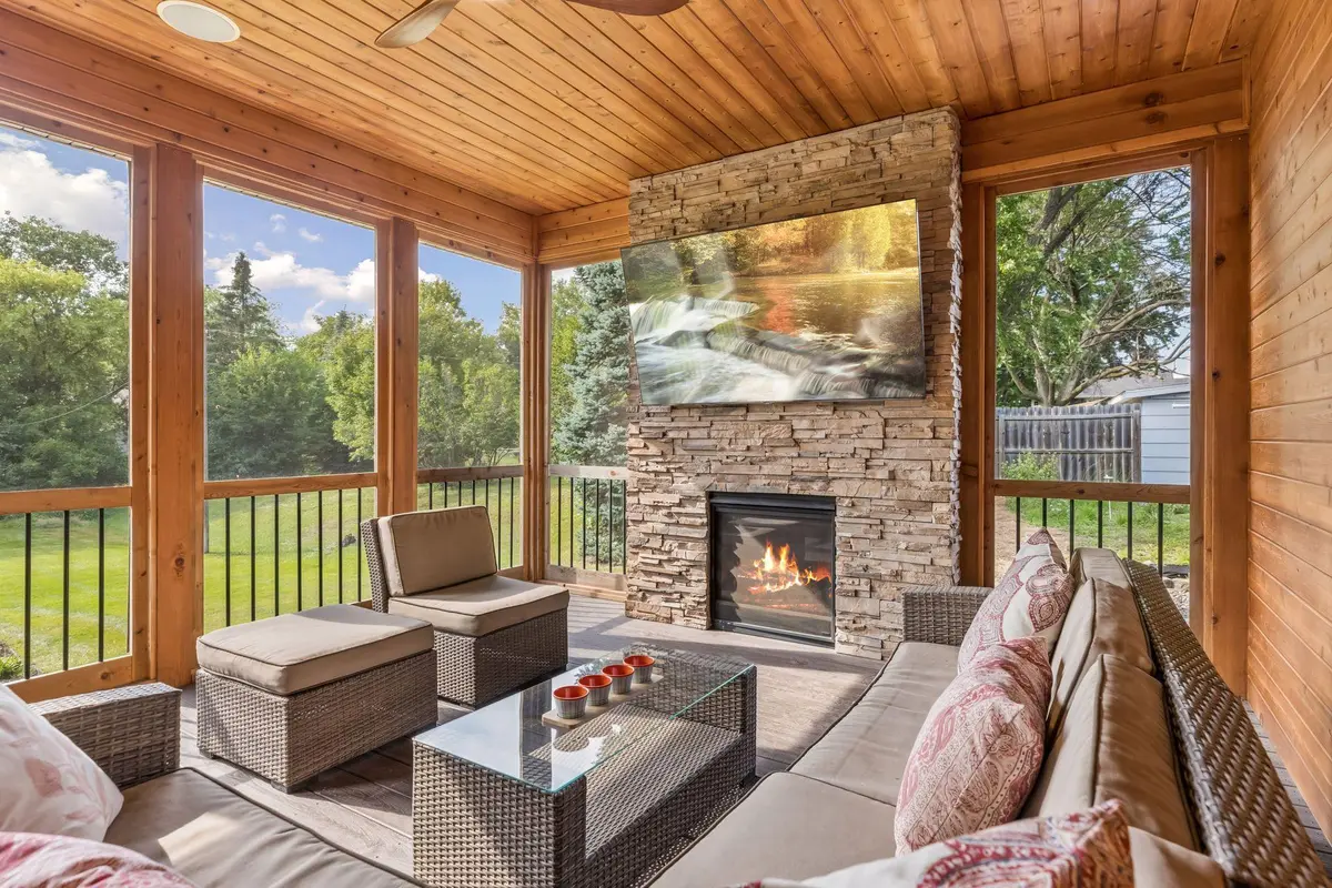5 Deerwood LN N, Plymouth, MN 55441
