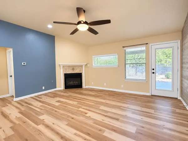 807 Hilltop DR, Leander, TX 78641