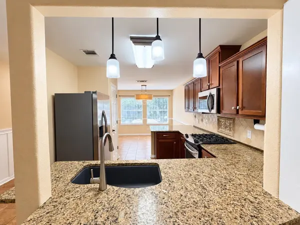 807 Hilltop DR, Leander, TX 78641