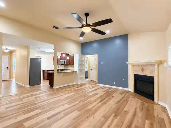 807 Hilltop DR, Leander, TX 78641