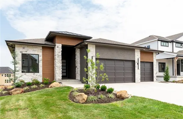 18609 Mohawk LN, Overland Park, KS 66085