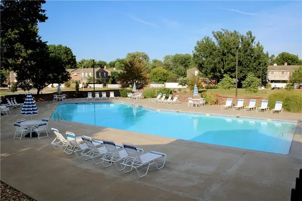 10124 W 96th ST #F, Overland Park, KS 66212