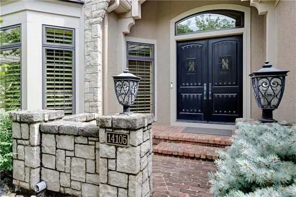 14105 Nicklaus DR, Overland Park, KS 66223