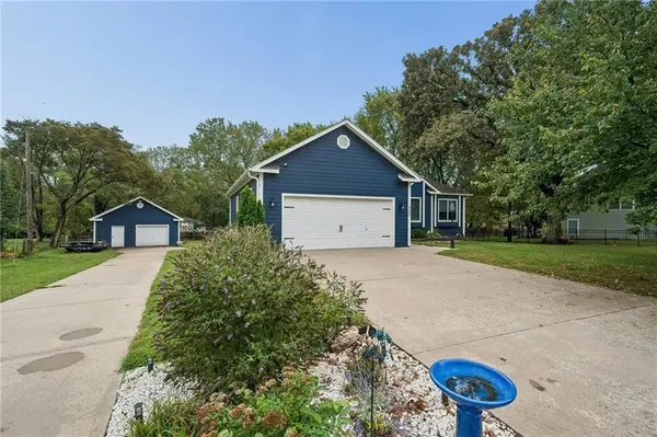 8699 Penner AVE, De Soto, KS 66018